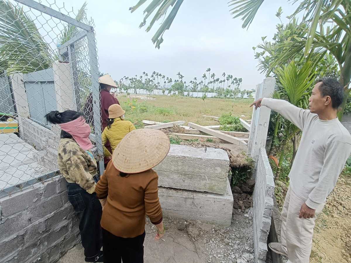 Người dân bức xúc vì bị chắn lối đi vào ruộng ở thôn Xuân Úc, xã Kiến Thụy, TP Hải Phòng. Ảnh: Băng Tâm