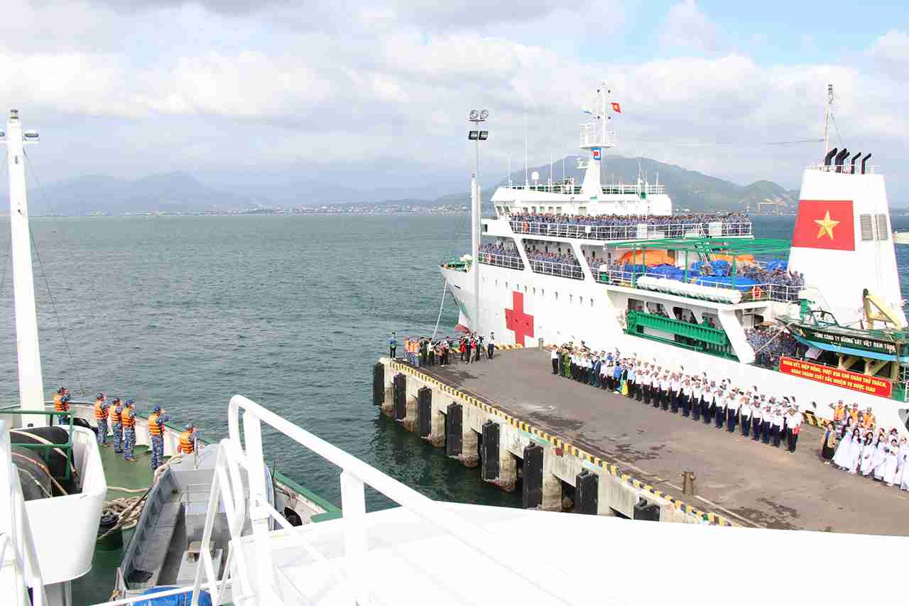 Cac chuyen tau cua Vung 4 Hai quan tiep tuc mang hang tram tan hang, qua Tet ra cac dao thuoc dac khu Truong Sa. Anh: Huu Long
