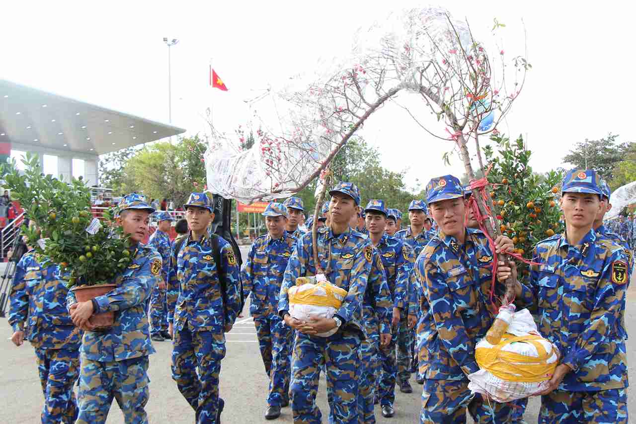 The working delegation performs the task of wishing Tet, bringing Tet gifts to the islands belonging to the Truong Sa special zone. Photo: Huu Long