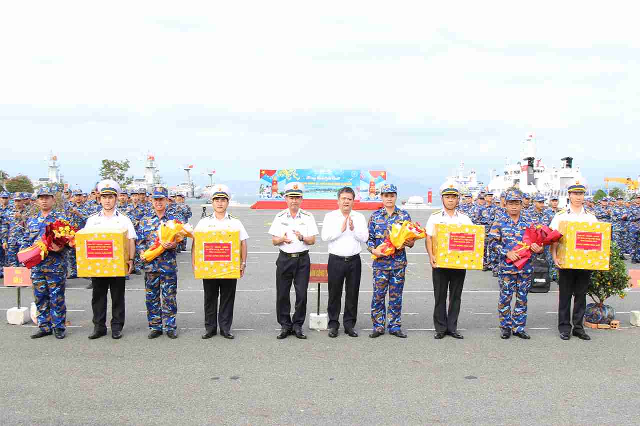 Ngoai cac nhu yeu pham, con co nhieu phan qua Tet cua cac dia phuong, doanh nghiep, nguoi dan tren ca nuoc gui gam den quan va dan o dao. Anh: Huu Long