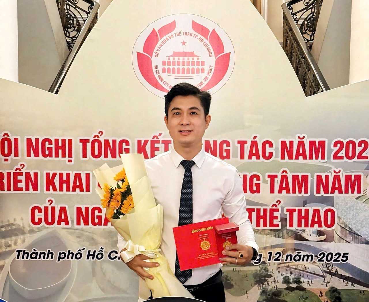 Singer Le Anh Tuan receives a certificate of merit from the Ho Chi Minh City People's Committee. Photo: Artist provided.