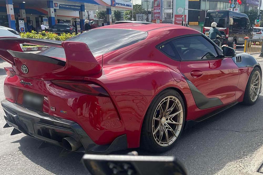 The Toyota GR Supra modified with a wide body kit, red exterior stands out with a sporty style, emphasizing the performance personality and characteristics of the car line developed by Toyota Gazoo Racing. Photo: Dang Dinh Thi