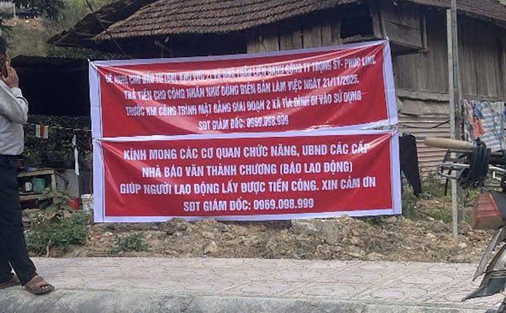 Doanh nghiệp không trả tiền, công nhân căng băng rôn đòi nợ tại Điện Biên. Ảnh: Người dân cung cấp
