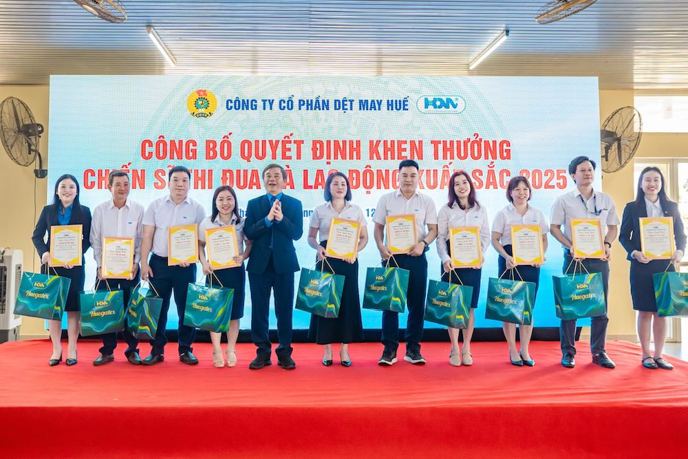 Commending outstanding individuals and collectives at the 2026 Workers' Conference. Photo: Hue Textile and Garment Trade Union