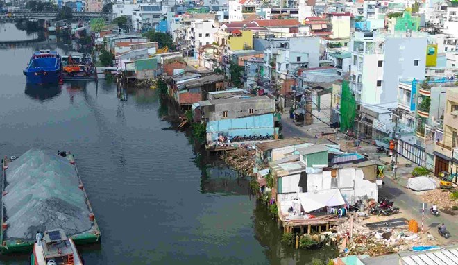 Giai toa nha de cai tao bo Bac kenh Doi (TPHCM). Anh: Anh Tu 