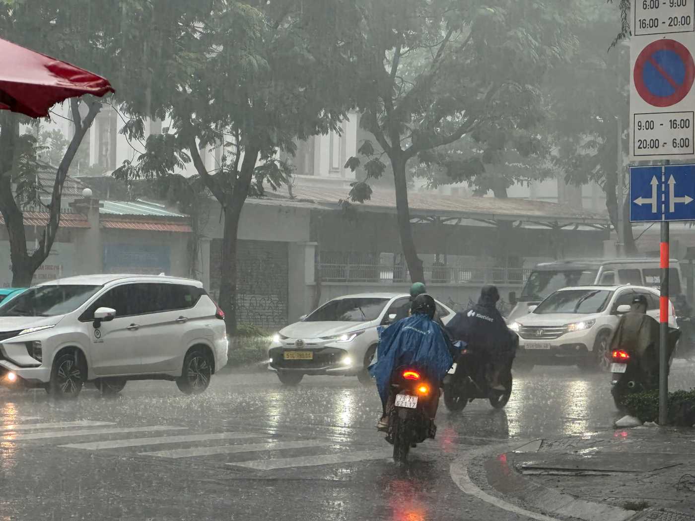 Thunderstorms cover the center of Ho Chi Minh City. Photo: Minh Tam