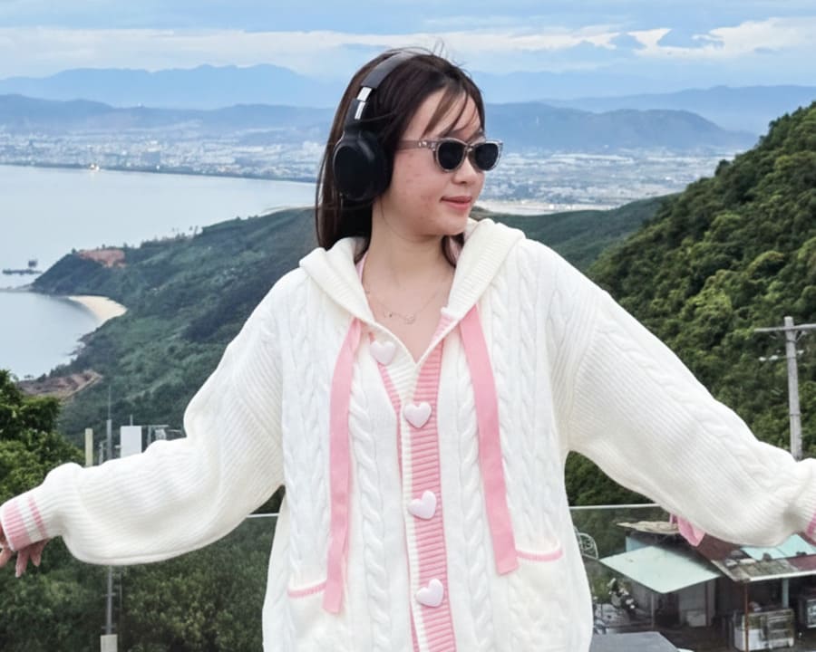 The pastel pink cream-white color scheme will help women have a gentle, sweet look on the first day of 2026. Photo: Lan Chi