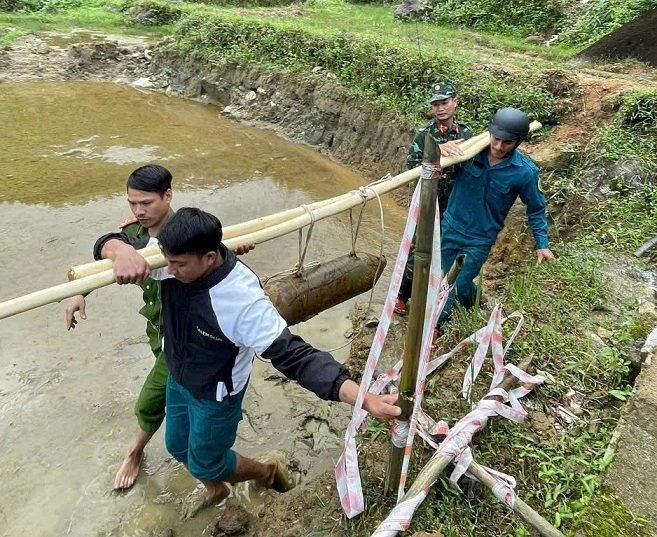 Functional forces in Quang Ngai handle a 110 kg bomb discovered in a rice field. Photo: Trong Quoc