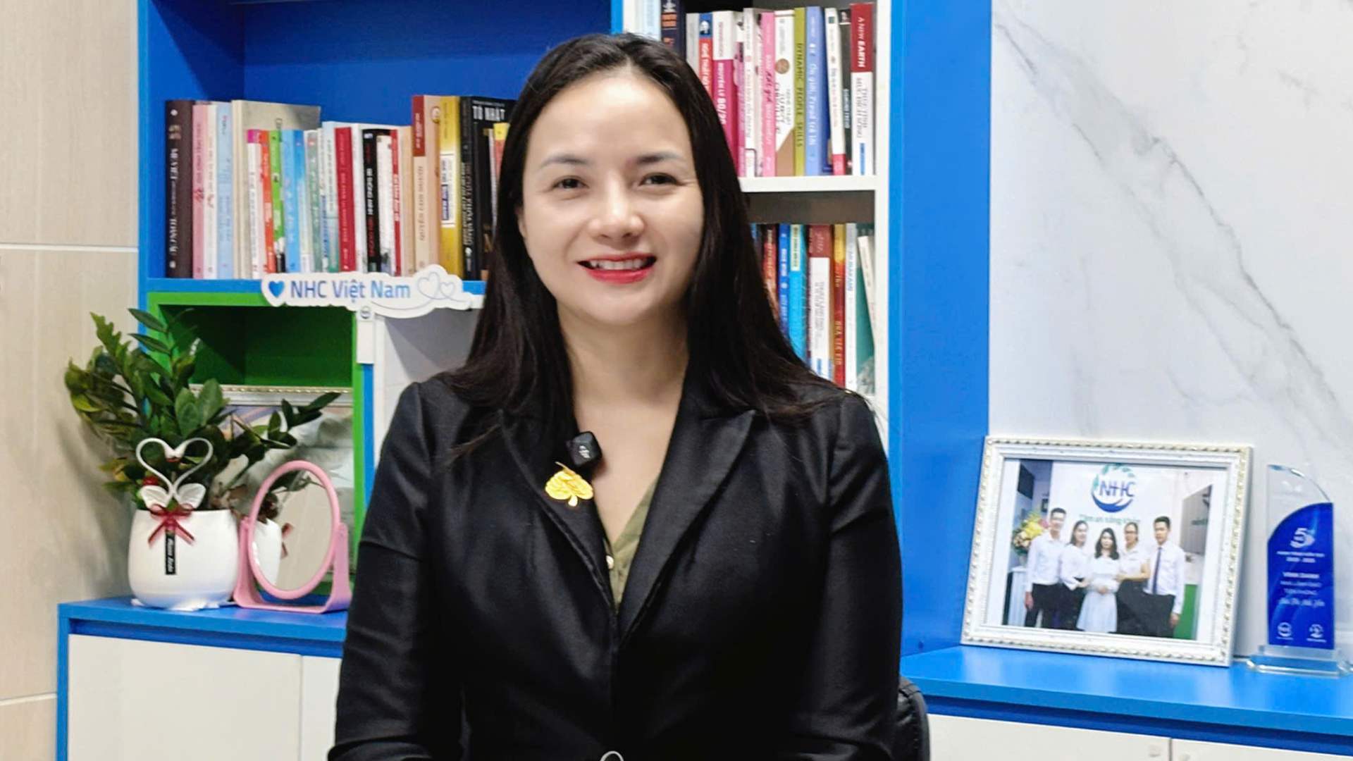 Chuyen gia Pham Thi Hien mach cach dung hoa chuyen noi – ngoai dip Tet Nguyen dan. Anh: Huyen Trang