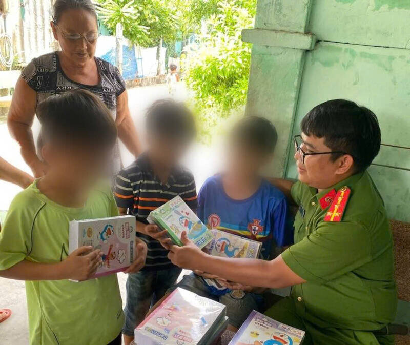 Police officers of Vinh Trach ward (Ca Mau province) regularly mobilize and support people in difficult circumstances in the area. Photo: Huu De/Ministry of Public Security