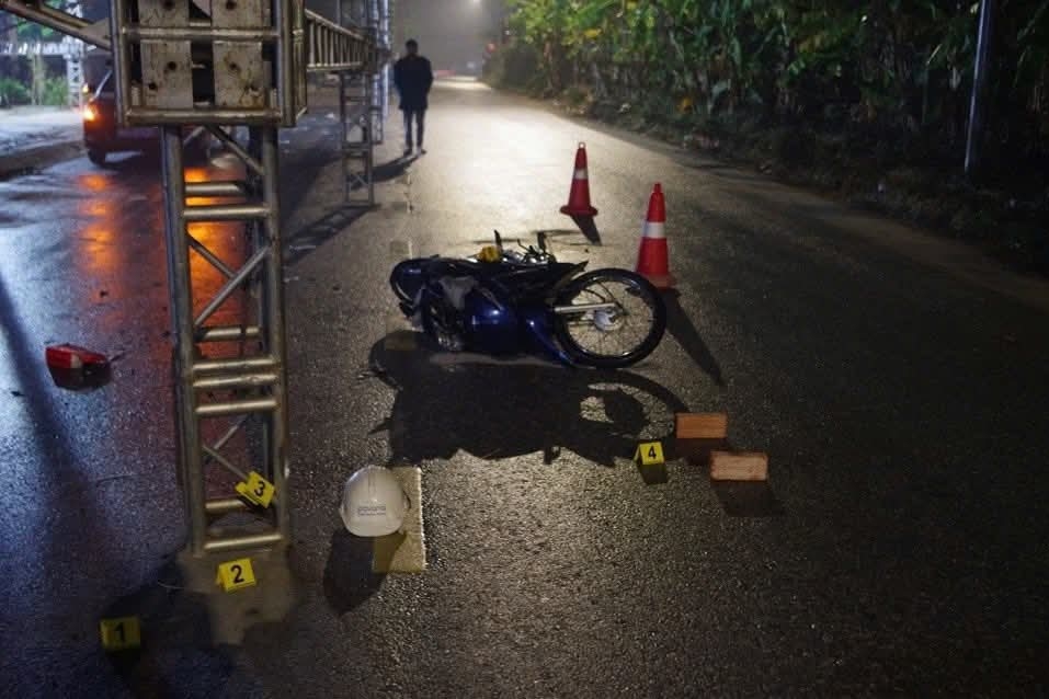 Xe máy va chạm với rạp đám cưới dẫn đến 1 người tử vong. Ảnh: CACC.