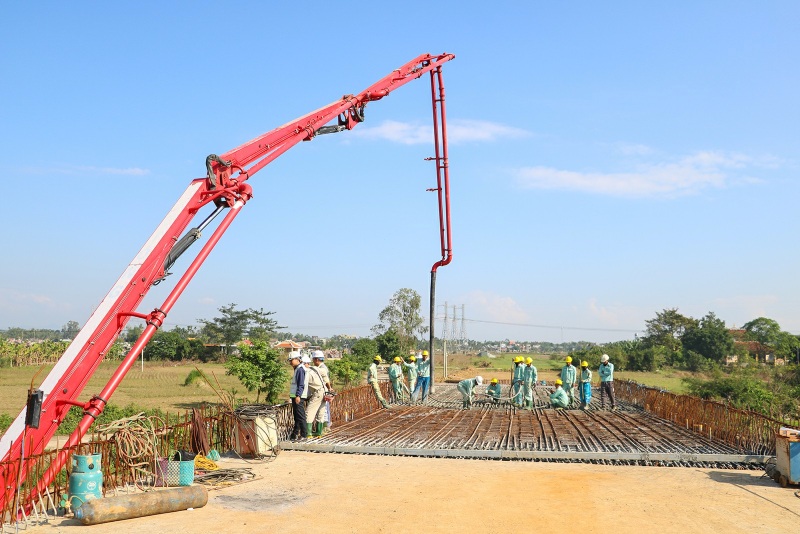 Lanh dao thanh pho Da Nang kiem tra hien truong cac du an trong diem, dong vien cong nhan tang ca xuyen Tet Duong lich. Anh: Truong An