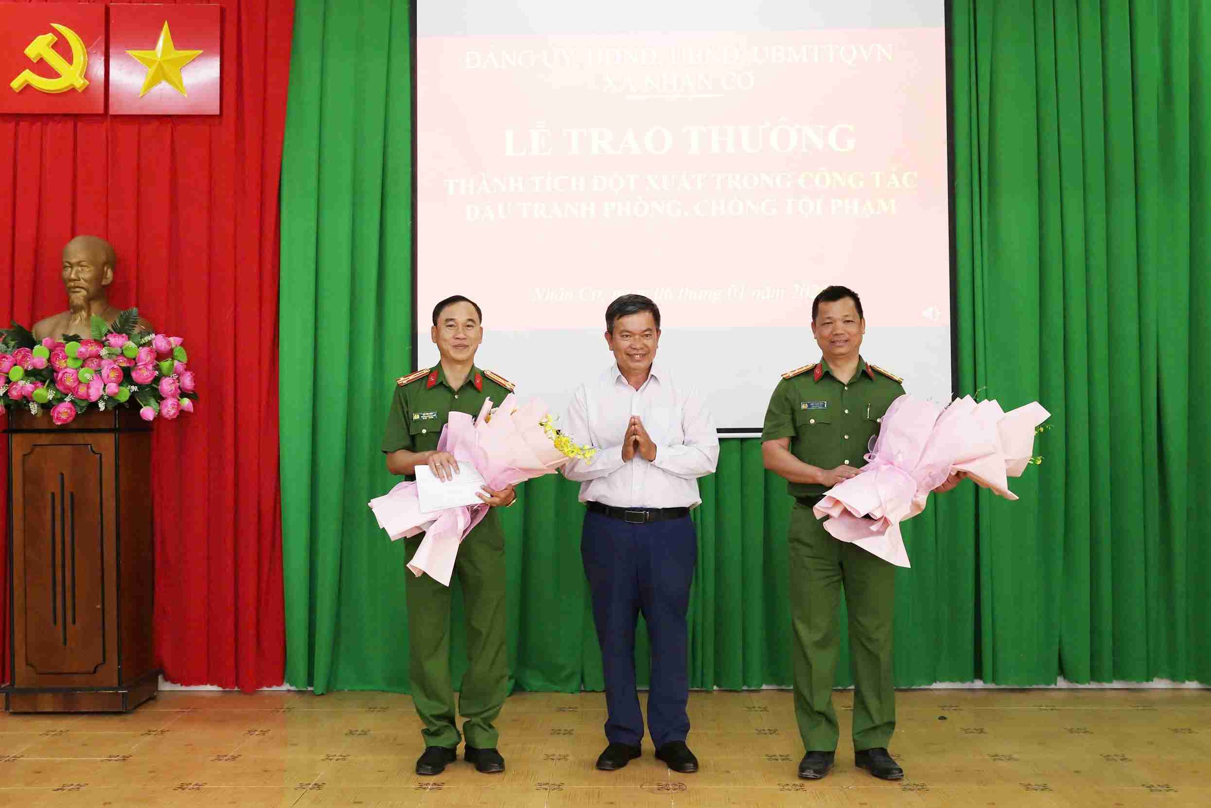 Chu tiem vang Toan Hang tang hoa cam on lanh dao Cong an tinh Lam Dong va luc luong tham gia pha an. Anh: Phuc Khanh