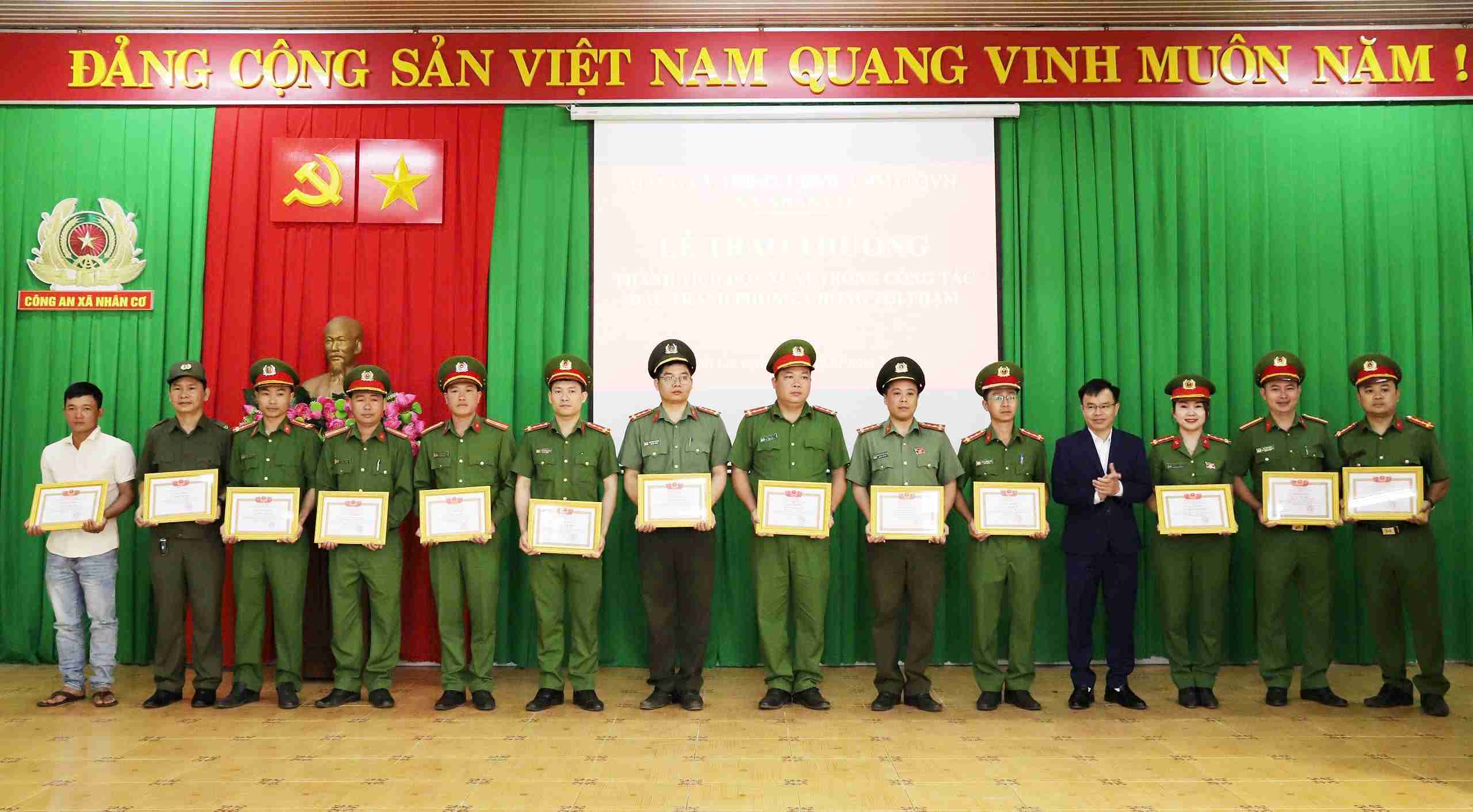Lanh dao xa Nhan Co tang giay khen cho cac ca nhan pha nhanh vu an cuop tiem vang. Anh: Phuc Khanh