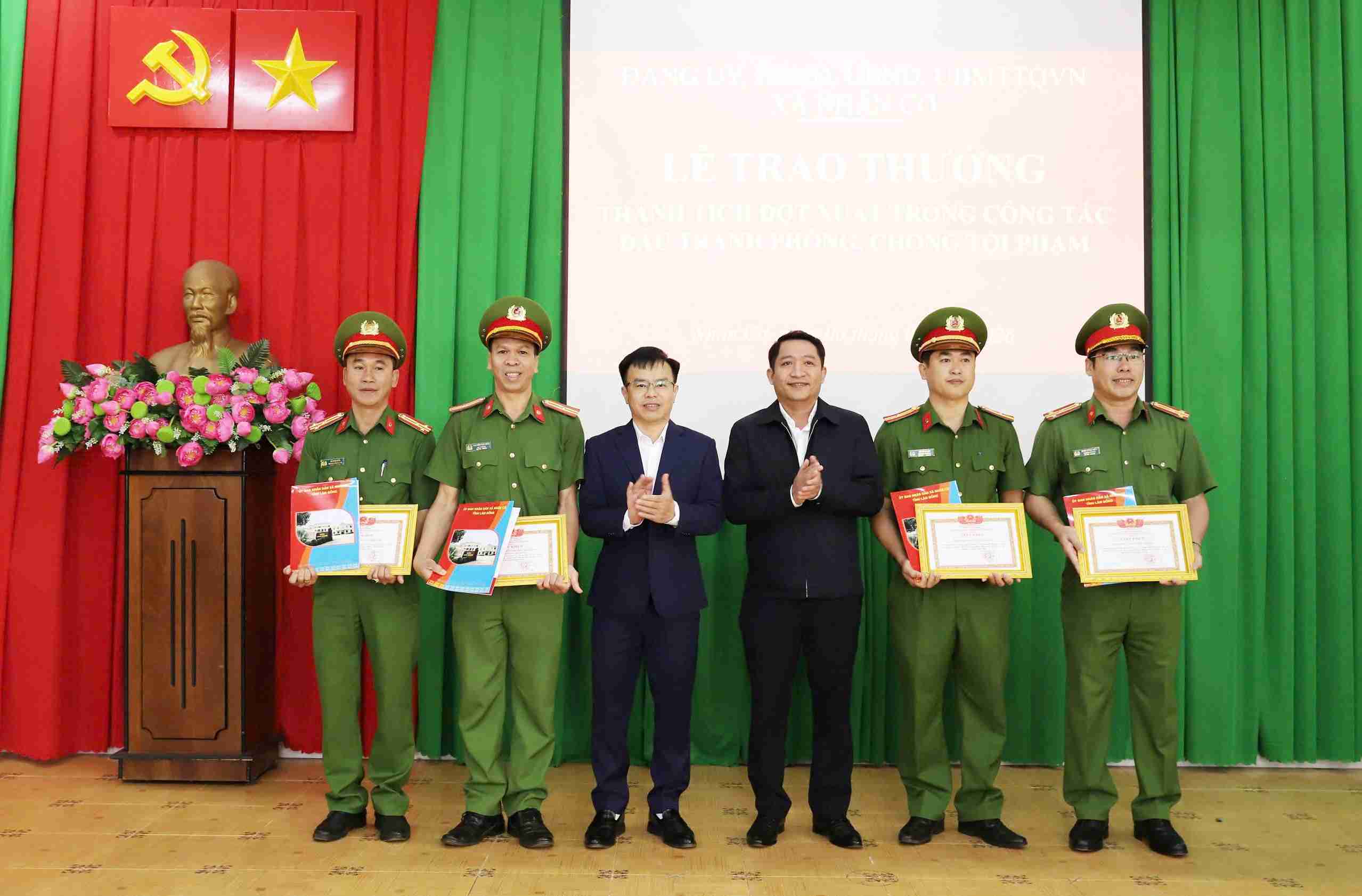 Lanh dao xa Nhan Co tang giay khen cho cac tap the. Anh: Phuc Khanh