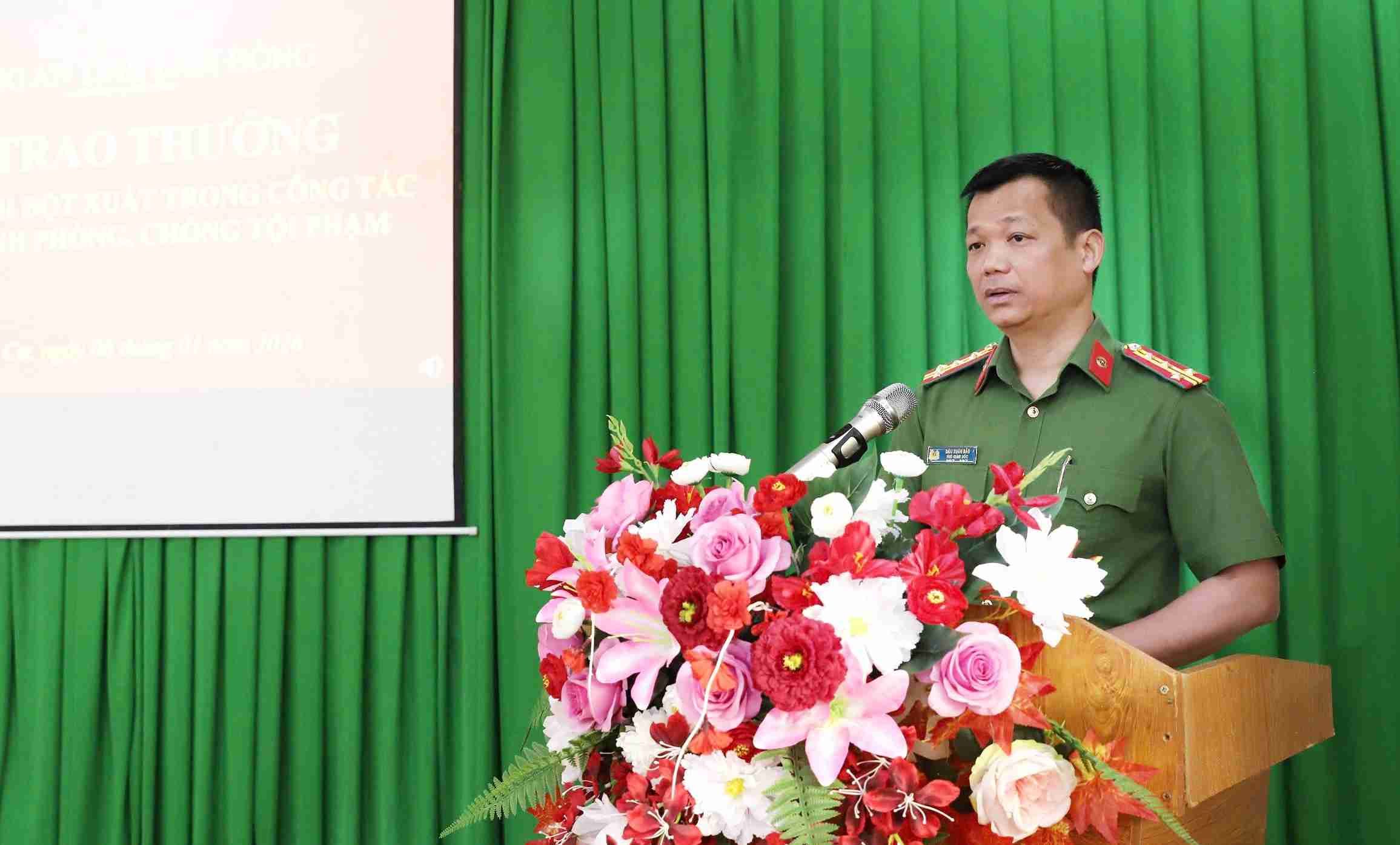 Dai ta Dau Xuan Bao, Pho giam doc Cong an tinh Lam Dong phat bieu tai le trao khen thuong. Anh: Phuc Khanh