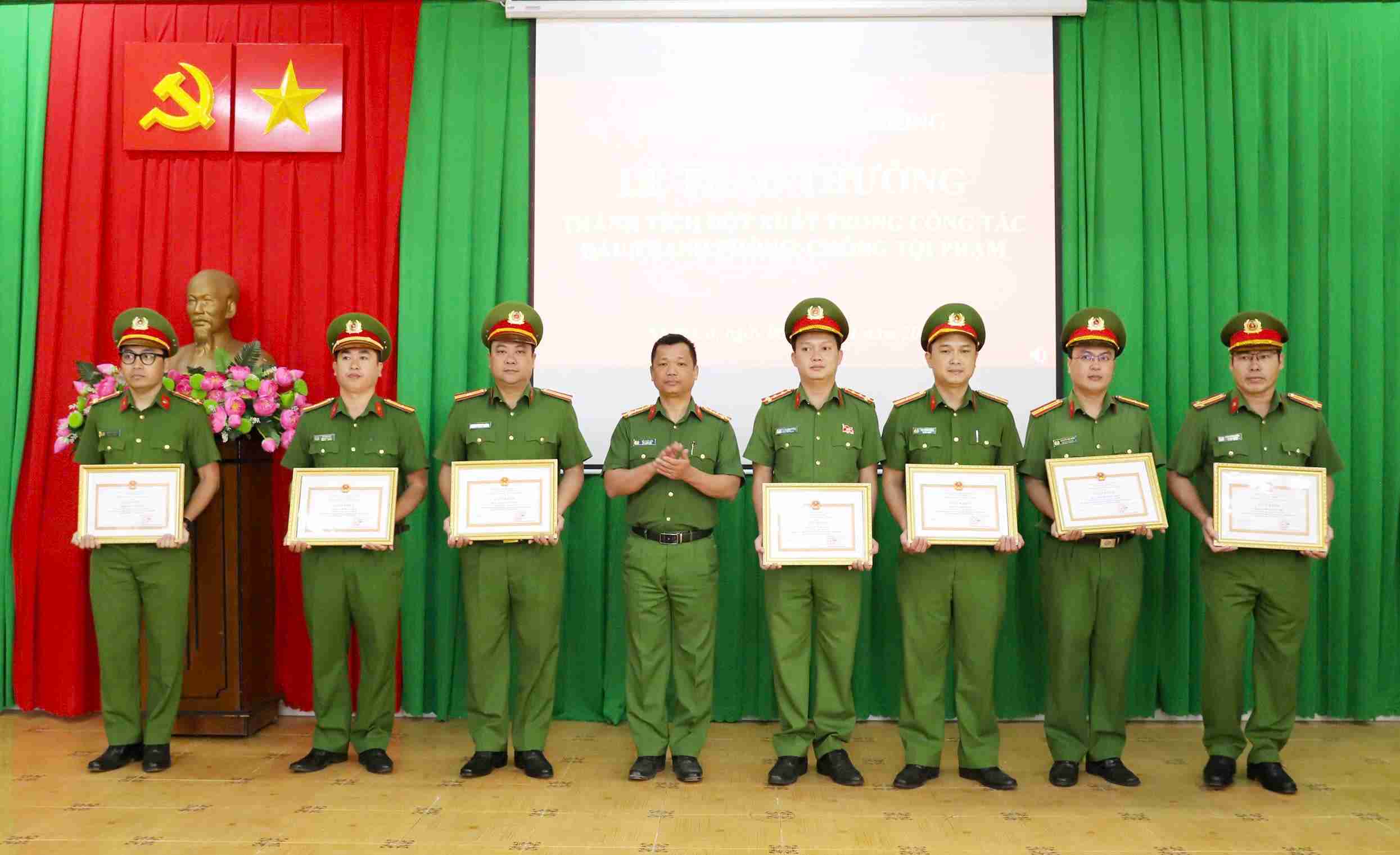 Leaders of Lam Dong Provincial Police award prizes to forces that quickly solved the gold shop robbery case. Photo: Phuc Khanh