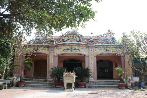 Den Mai Bang, phuong Cua Lo, Nghe An tho tuong Le Khoi, Che Thang phu nhan Nguyen Thi Bich Chau, Thuy tinh Phu Nhan va 6 vi khai co lap lang. Anh: Ban Quan ly Di tich tinh Nghe An