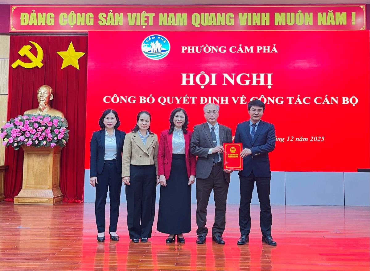 Lanh dao UBND phuong Cam Pha, tinh Quang Ninh trao quyet dinh thanh lap Tram Y te phuong Cam Pha. Anh: Cong thong tin phuong Cam Pha.
