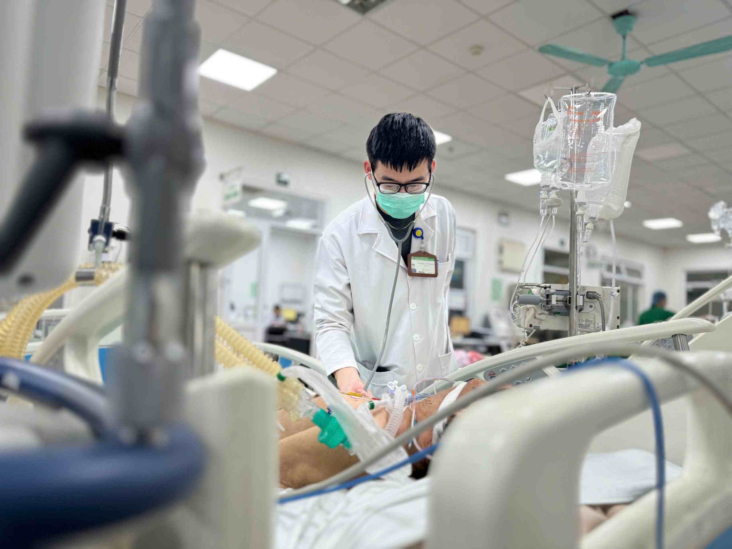 Unintentionally quitting lung tuberculosis treatment, addicted to tobacco for many years. Photo: Thanh Dang