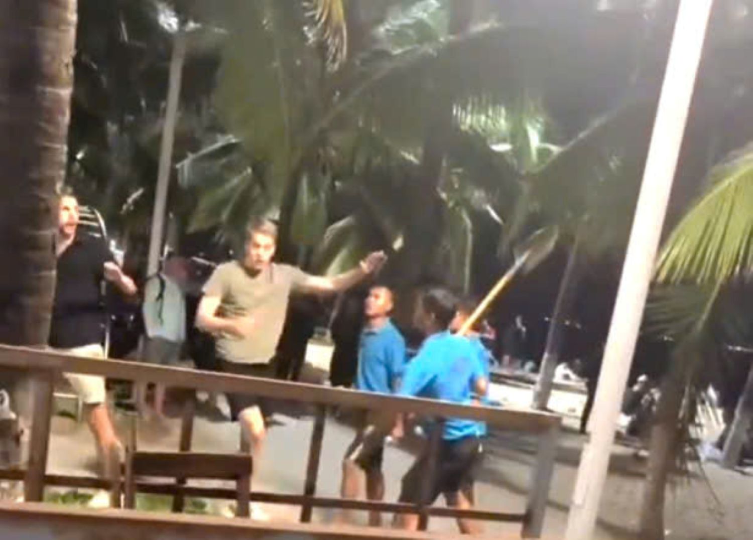 Image of a group of bar staff holding shovels threatening foreign tourists in the Nha Trang beach area. Photo cut from clip