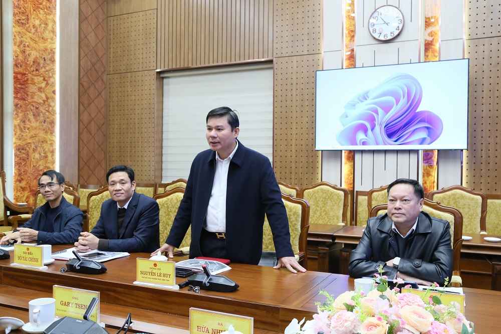 Pho Chu tich Thuong truc UBND tinh Nguyen Le Huy phat bieu tai buoi lam viec. Anh: Cong TTDT tinh Hung Yen