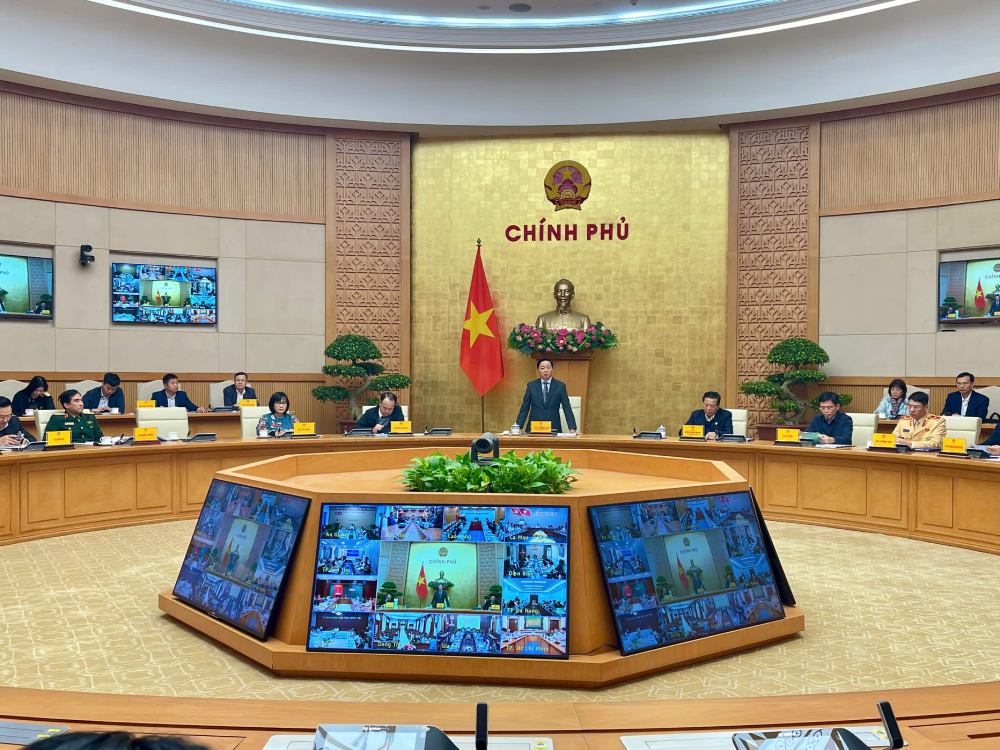 El Viceprimer Ministro Tran Hong Ha presidio la Conferencia de resumen del trabajo para garantizar el orden y la seguridad del trafico. Foto: Anh Van