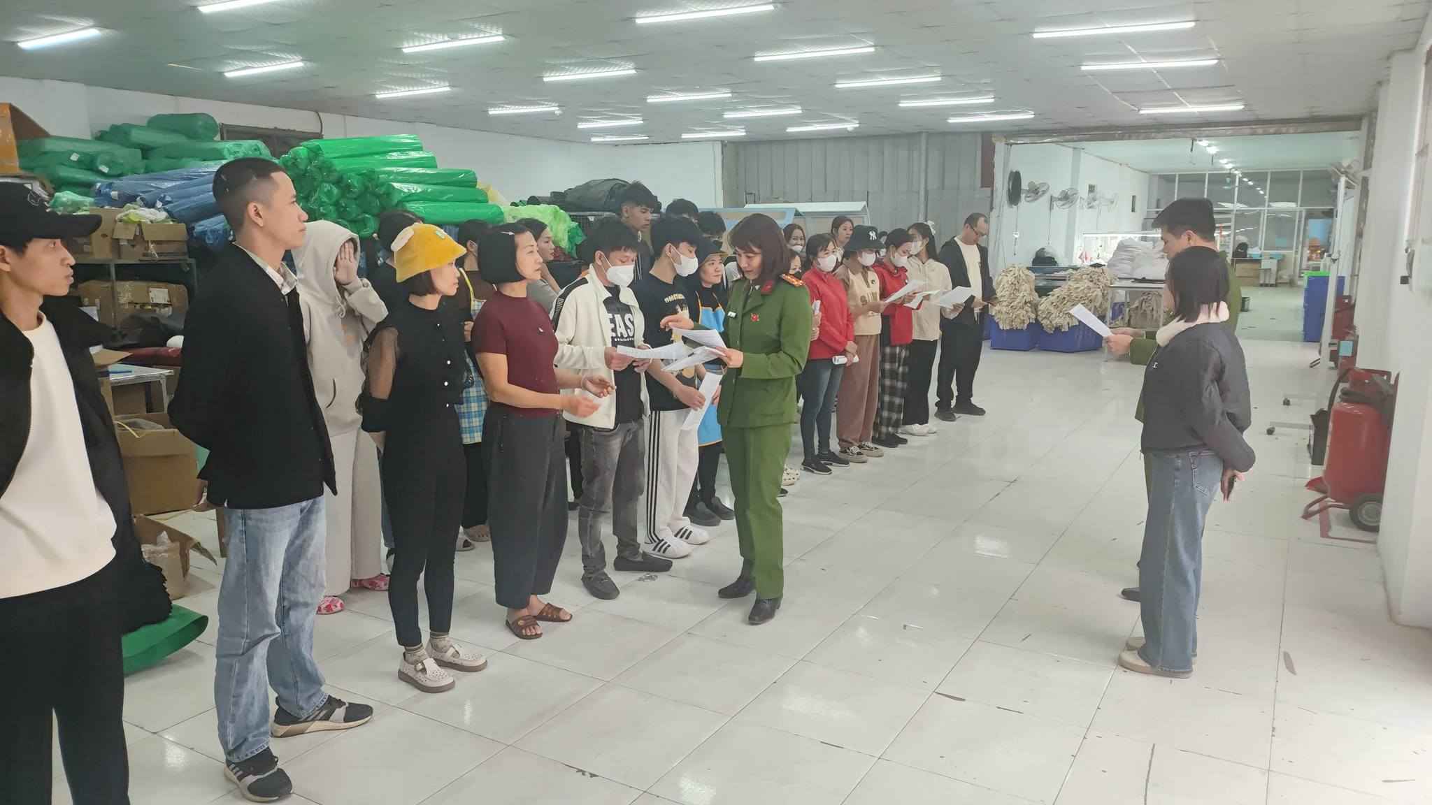 Cong an xa huong dan cong nhan lien he khi phat hien dau hieu nghi van. Anh: Xa Dai Son