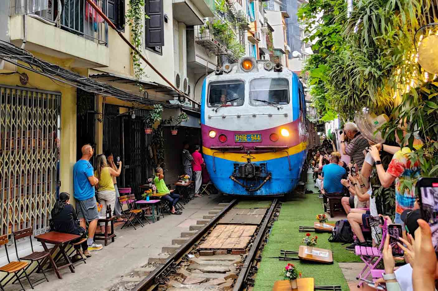 El tren pasa por la calle del cafe y la via ferrea en el centro de Hanoi. Foto: Khuong Minh