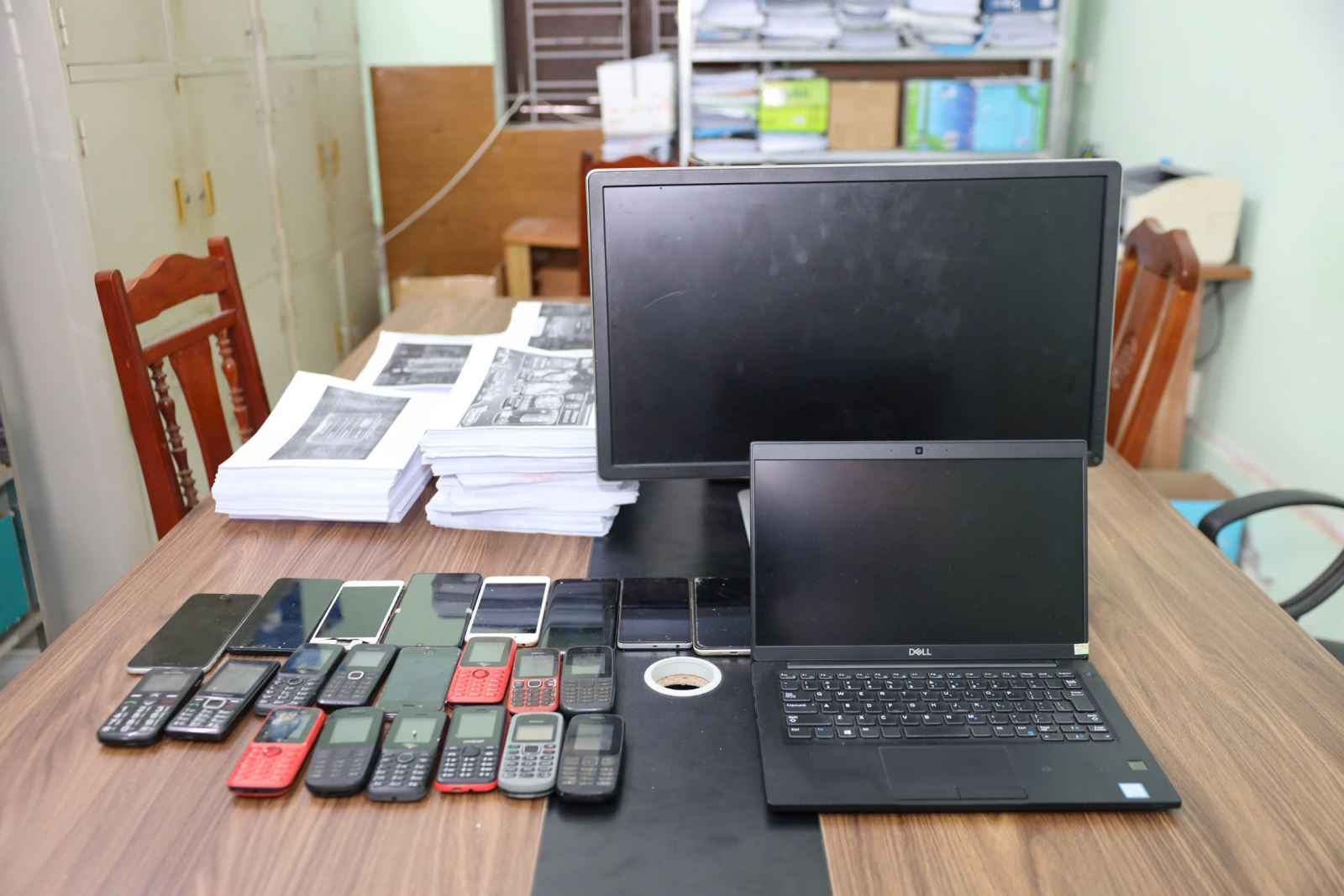 Thu giữ 42 điện thoại di động thông minh của nhóm đối tượng. Ảnh: Công an tỉnh Hưng Yên