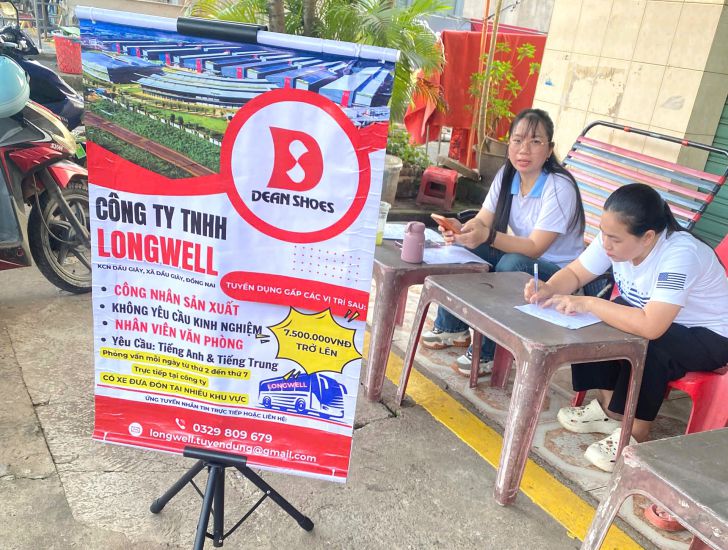 Longwell Co., Ltd. takes to the streets to recruit workers. Photo: Ha Anh Chien