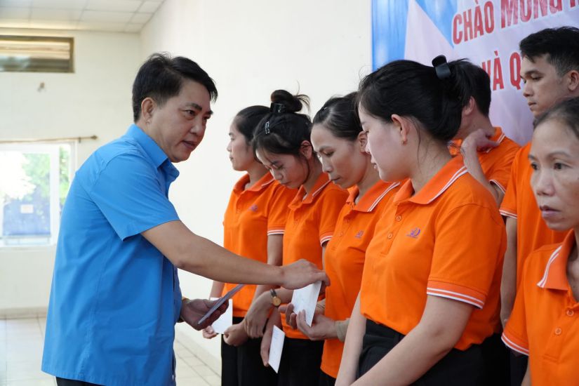 Quang Tri Provincial Labor Federation provides support to union members and workers in difficult circumstances. Photo: Han Nguyen