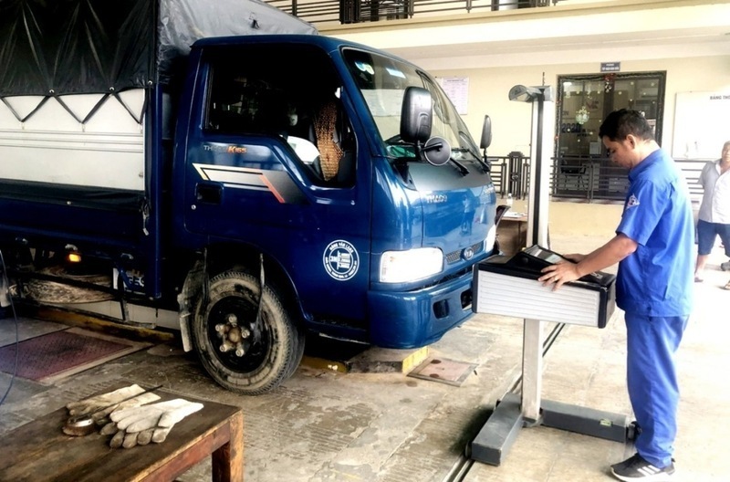 Vehicle registration officers of Motor Vehicle Registration Center 12-02D perform inspection for motor vehicles. Photo: Tri Dung