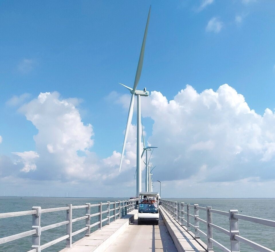 Hoa Binh 1 Wind Power Project, Ca Mau both generates electricity and develops tourism. Photo: Nhat Ho