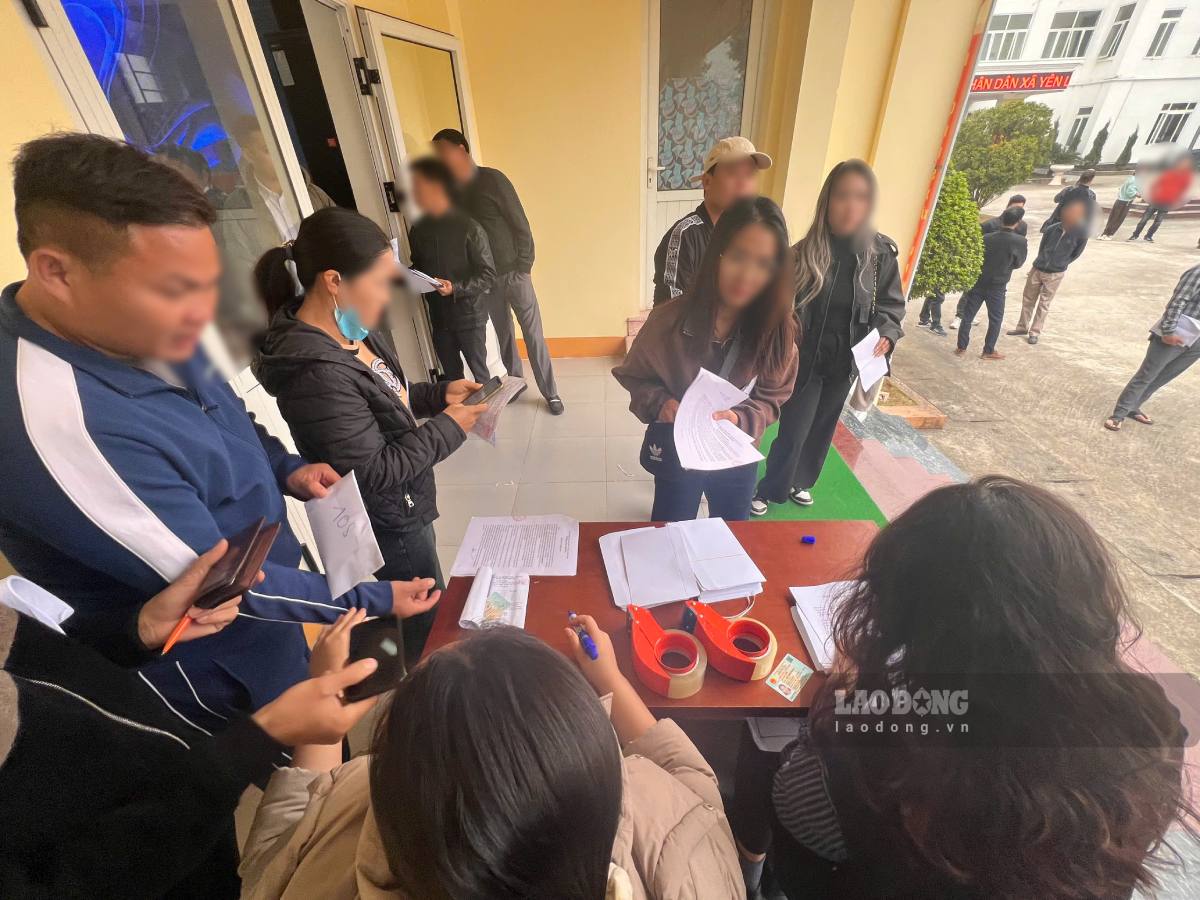 La subasta de terrenos en la comuna de Yen Lang (Hanoi) a finales de diciembre de 2025 atrajo a un gran numero de personas a participar. Foto: Huu Vu