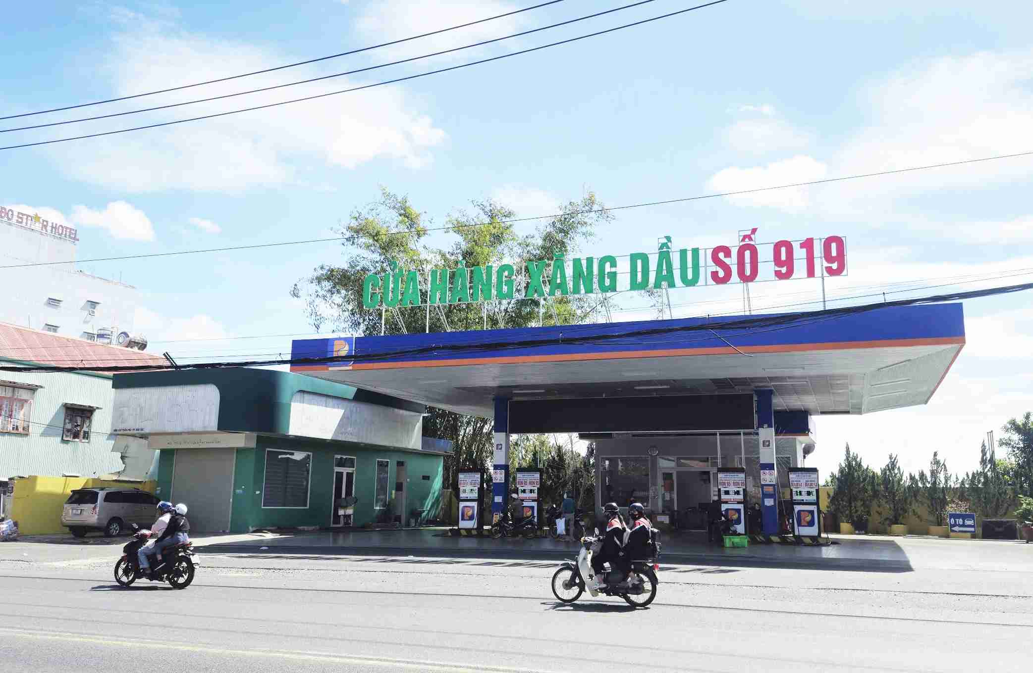 Gas station 919 (Bao Loc area) does not accept transfers for motorbikes, causing outrage among many people. Photo: Phuc Khanh