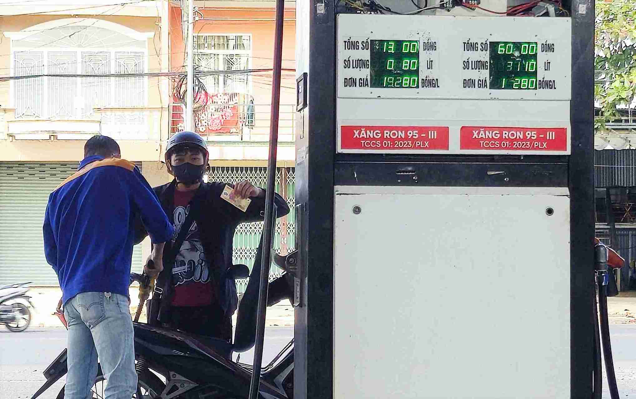 Cua hang xang dau khong nhan chuyen khoan, buoc khac hang di xe may vao do xang phai chuan bi truoc tien mat. Anh: Phuc Khanh 