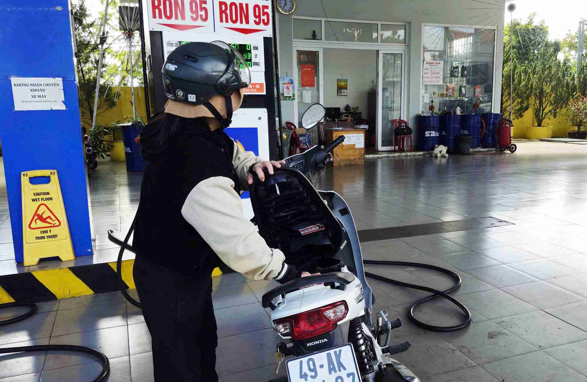 Nhieu khach hang vao do xang, nhung khong mang theo tien mat nen buoc phai dong cop xe may roi di. Anh: Phuc Khanh 