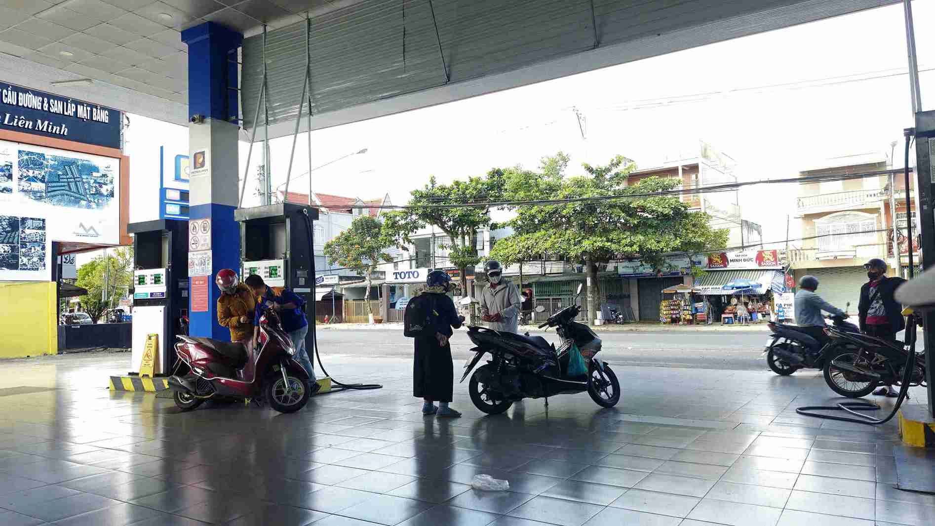 Tat ca nguoi di xe may vao cua hang xang dau 919 do xang deu phai thanh toan bang tien mat. Anh: Phuc Khanh 