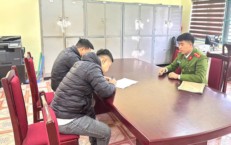 Cơ quan công an xã Văn Bàn, tỉnh Lào Cai xử phạt 2 đối tượng vì ném chất bẩn vào nhà dân. Ảnh: Công an cung cấp