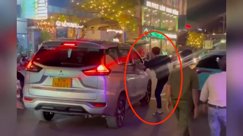 Image of a man assaulting a technology car driver in Ho Chi Minh City. Photo cut from clip