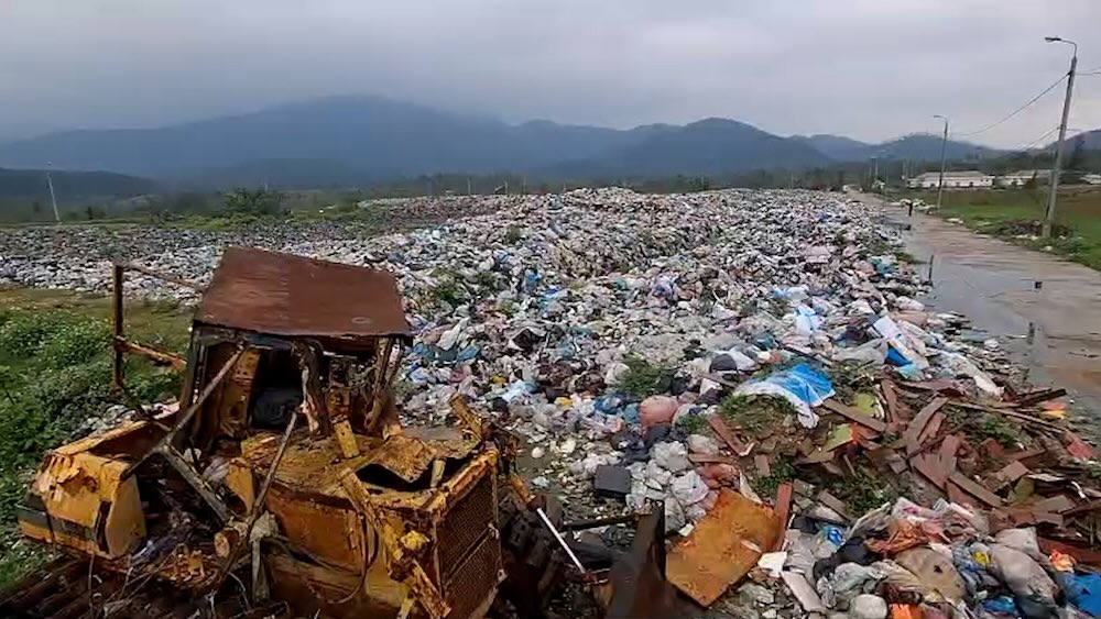 Garbage piled up inside the expired waste treatment area in Ha Tinh. Photo: Tran Tuan