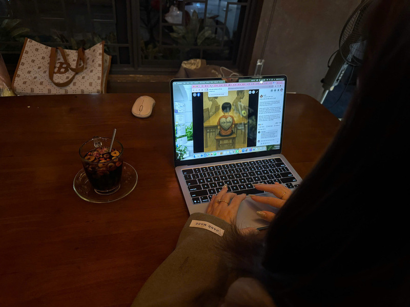 사랑과 어린 자녀에 대한 걱정 속에서 많은 여성들이 두 번째 결혼의 문턱 앞에서 망설입니다. 사진: 카잉린