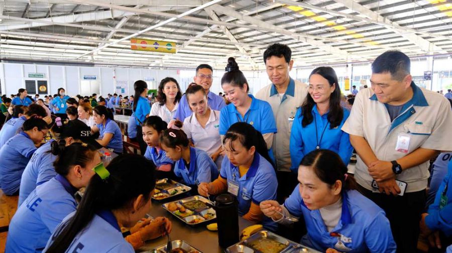 Can Tho City Labor Federation visits the shift meal of workers of TKG Taekwang Can Tho Co., Ltd. Photo: My Ly