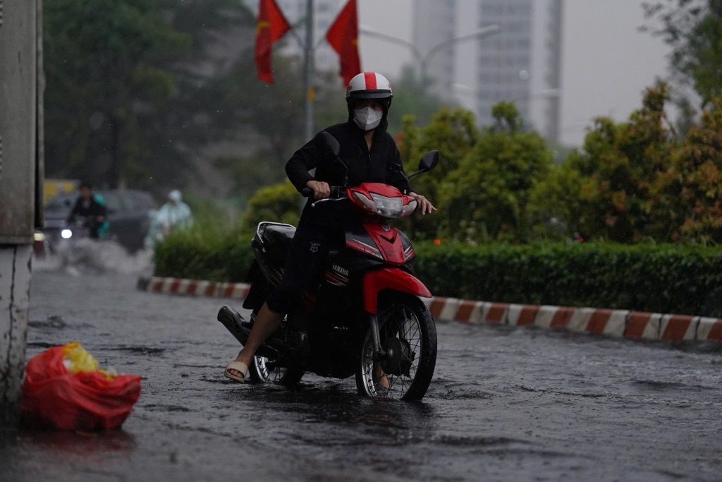 Nhieu phuong tien chet may khi co gang vuot qua doan duong ngap sau sau con mua lon. Anh: Minh Tam