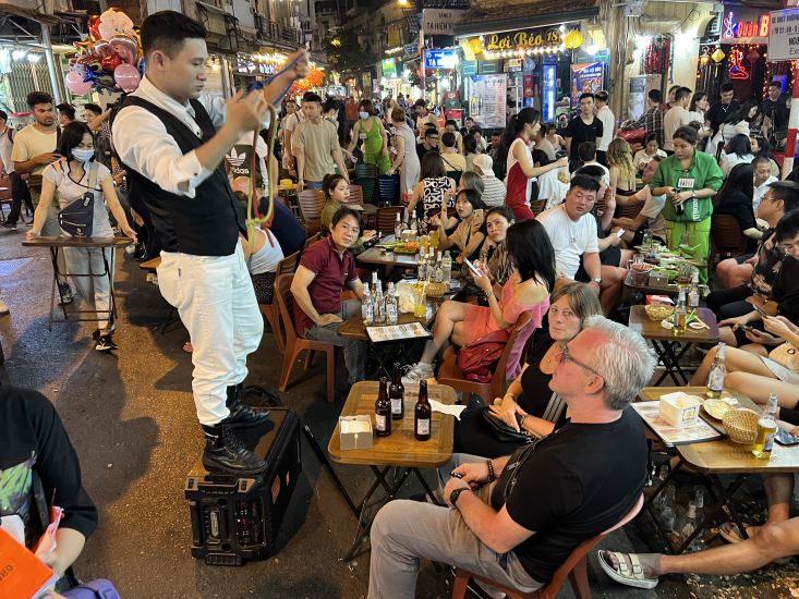 Tourists on Ta Hien food street, Hanoi. Photo: Hai Nguyen