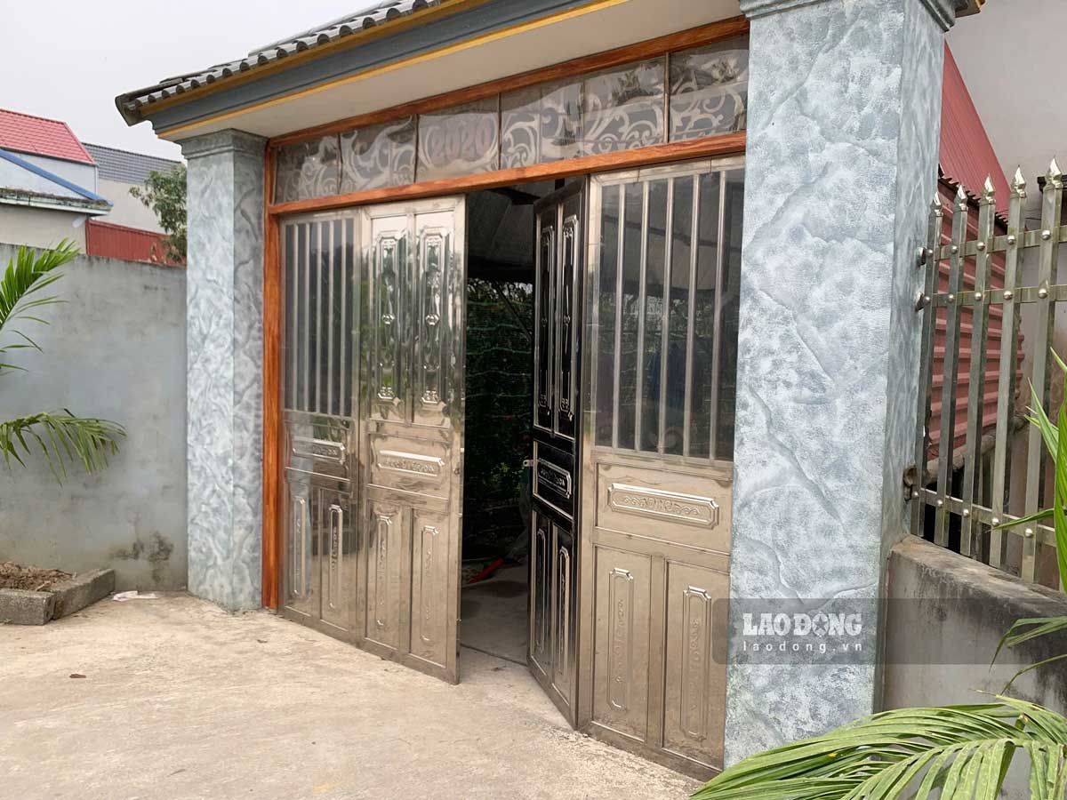 Người dân sống bên đường dùng bạt, tấm nhựa chắn cổng để giảm bụi vào nhà. Ảnh: Hà Vi