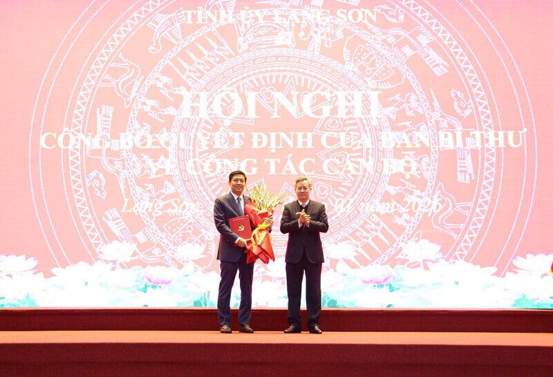 Mr. Nguyen Quang Duong, Member of the Party Central Committee, Deputy Head of the Central Organization Committee (right) presents the decision of the Secretariat and presents flowers to congratulate the new Deputy Secretary of the Lang Son Provincial Party Committee. Photo: Phuong Dung