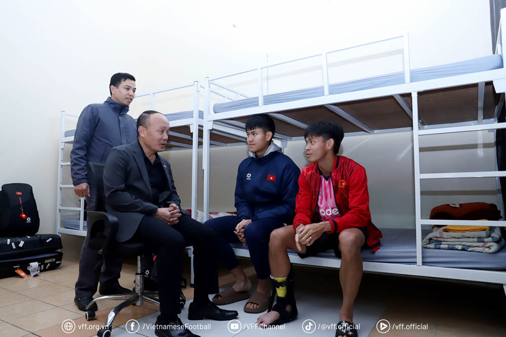 Leaders of the Vietnam Football Federation visit and encourage U23 Vietnam players who unfortunately suffered injuries before the 2026 AFC U23 Championship finals. Photo: VFF