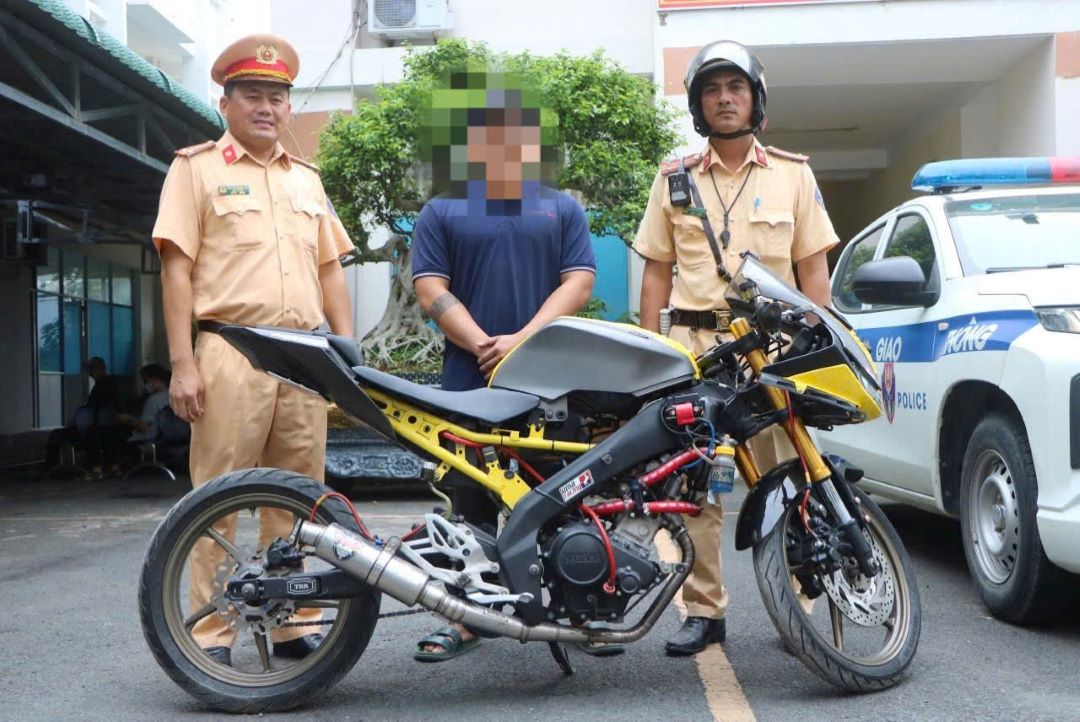 Nam thanh niên bị CSGT TPHCM mời lên trụ sở làm việc. Ảnh: PC08
